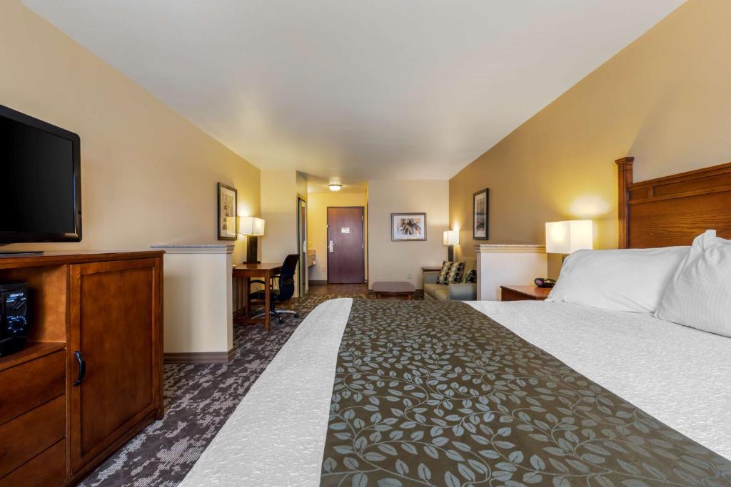 Postel nebo postele na pokoji v ubytování Best Western Plus Red River Inn