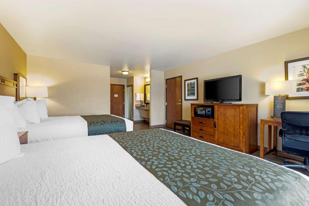 TV a/nebo společenská místnost v ubytování Best Western Plus Red River Inn