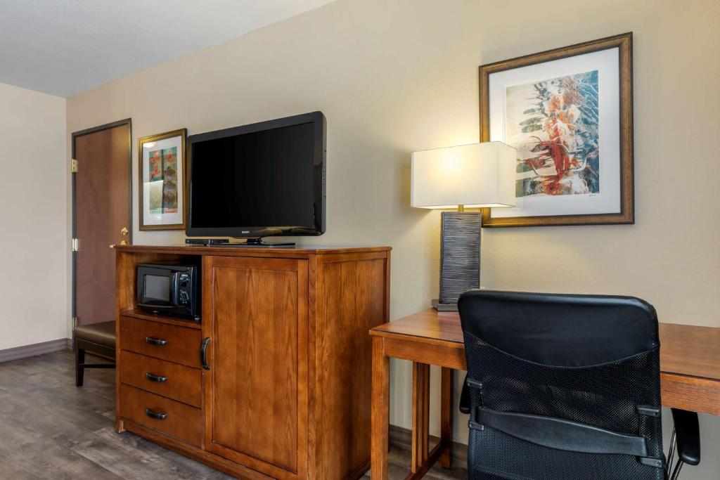 TV a/nebo společenská místnost v ubytování Best Western Plus Red River Inn