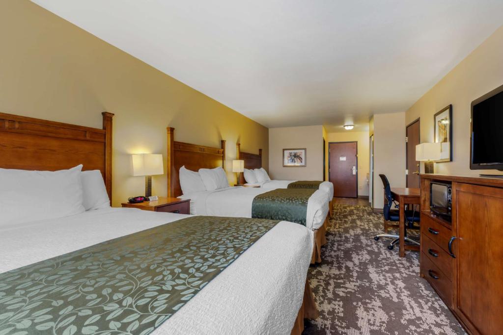Postel nebo postele na pokoji v ubytování Best Western Plus Red River Inn