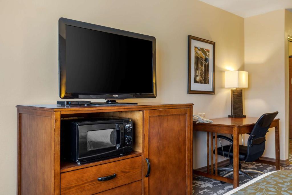 TV a/nebo společenská místnost v ubytování Best Western Plus Red River Inn