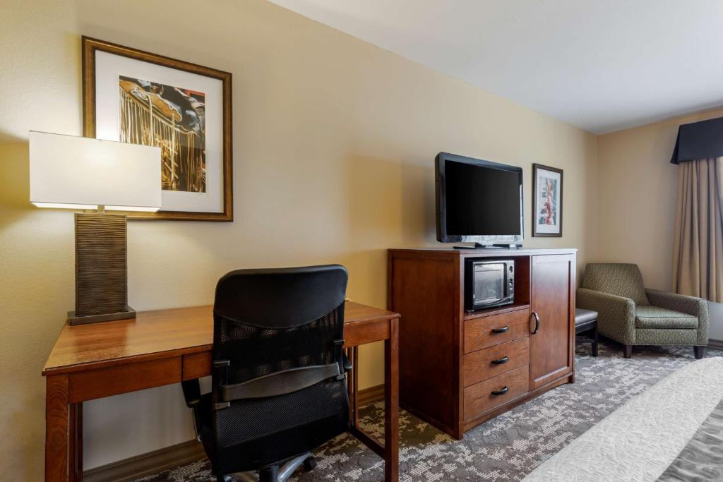 TV a/nebo společenská místnost v ubytování Best Western Plus Red River Inn