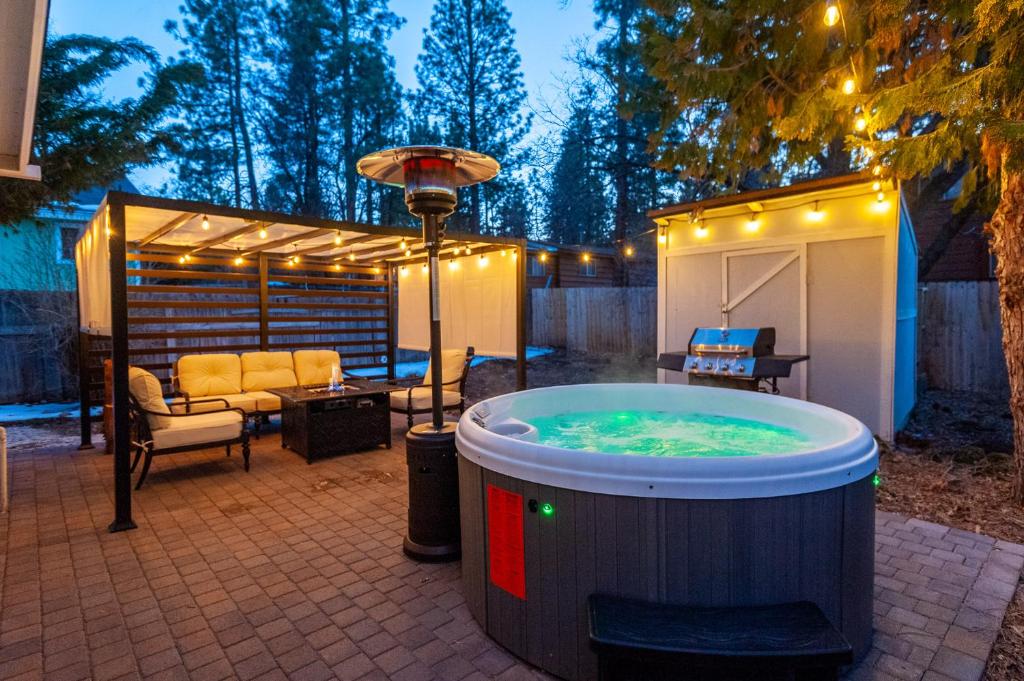 Remodeled mountain cabin with hot tub, patio, fire pit and grill