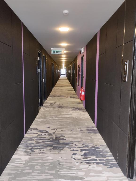 a corridor of an empty hallway in a building at Qing Yun Rest House Koprijaya, Brunei Darussalam in Bandar Seri Begawan