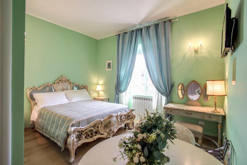 1 dormitorio con cama, mesa y ventana en Residenza Dei Principi, en Roma