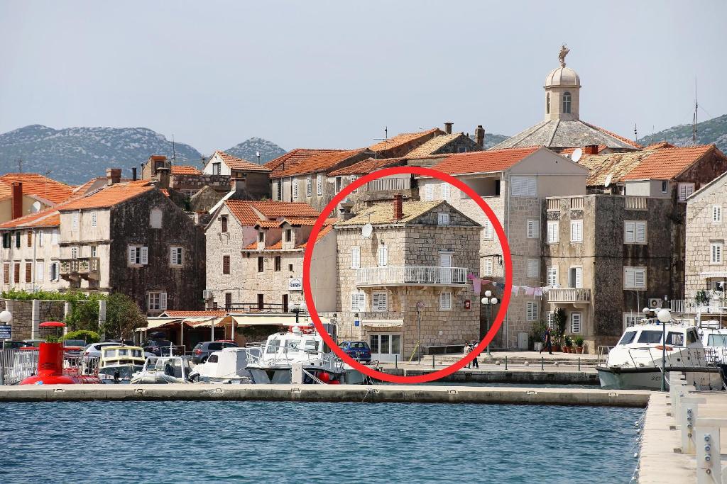 un anillo rojo en el agua cerca de un puerto deportivo en Apartments by the sea Korcula - 6016 en Korčula