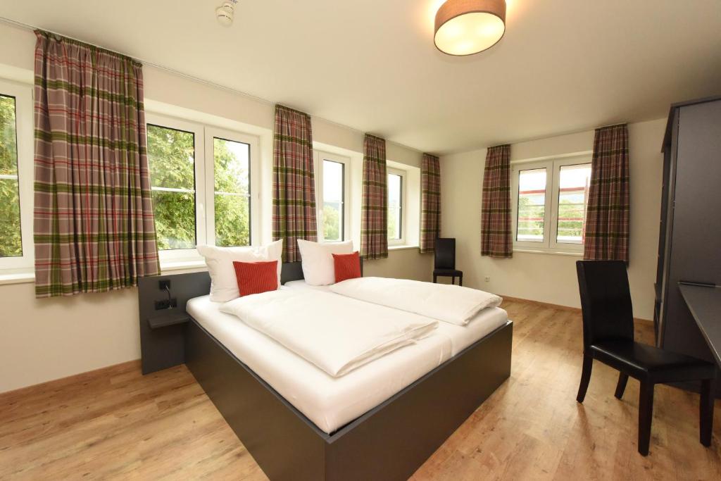 Postel nebo postele na pokoji v ubytování Hotel Am Gleis 1