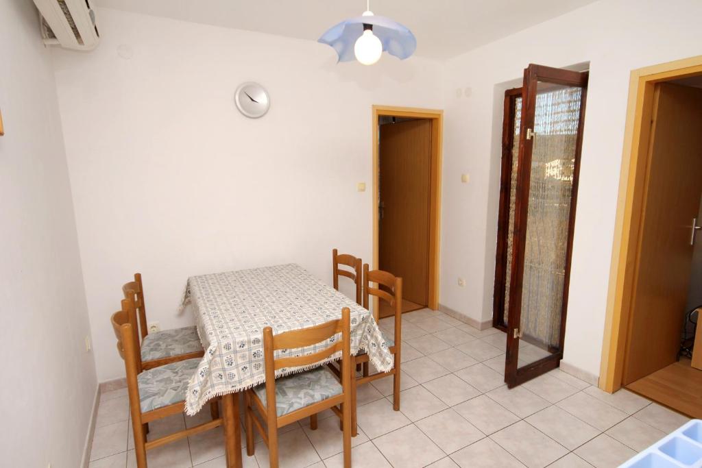 Fotografia z galérie ubytovania Apartments by the sea Vinisce, Trogir - 5982 v destinácii Vinišće