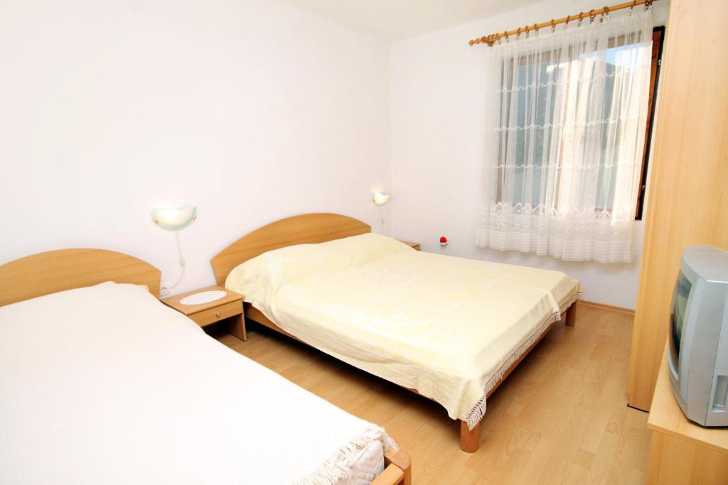 Posteľ alebo postele v izbe v ubytovaní Apartments by the sea Vinisce, Trogir - 5982