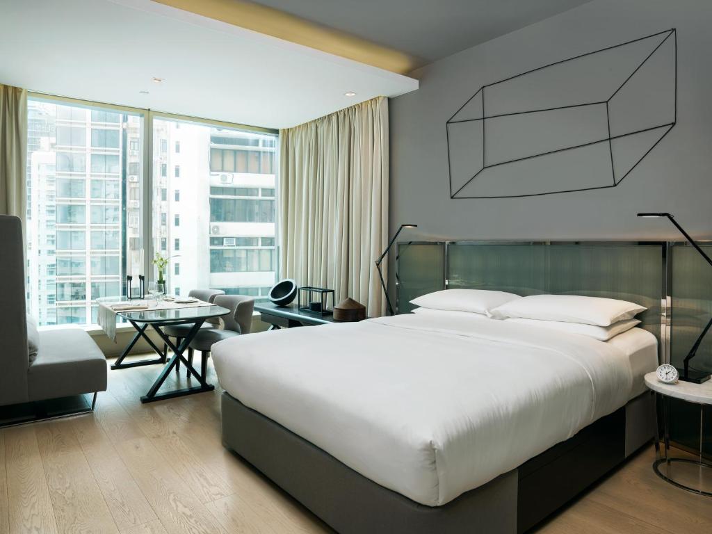 una camera da letto con un letto grande e un soggiorno di 99 Bonham a Hong Kong