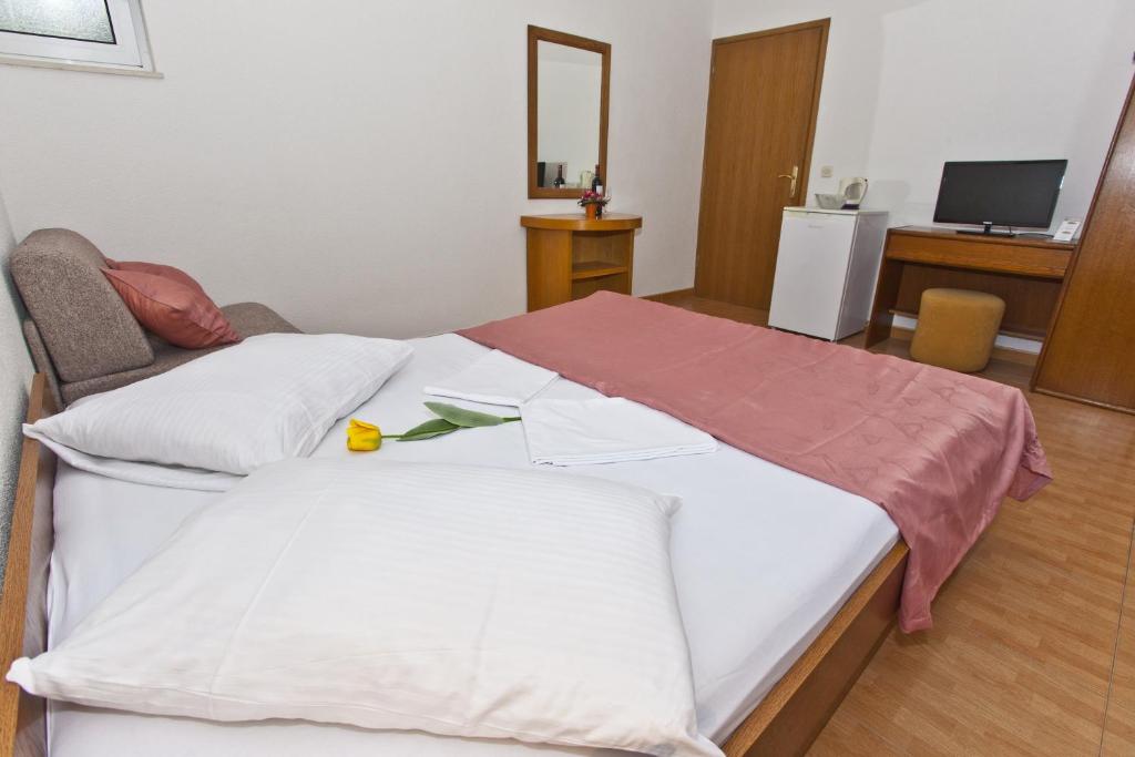 Fotografia z galérie ubytovania Triple Room Brela 6056a v destinácii Brela