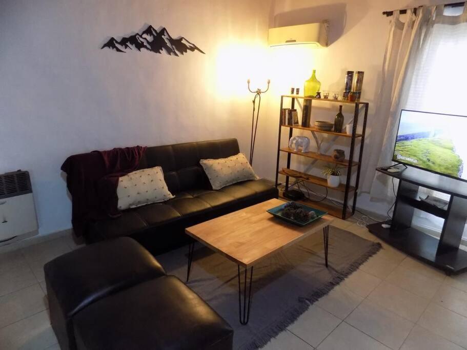 - un salon avec un canapé et une table basse dans l'établissement Encantador departamento, à San Rafael