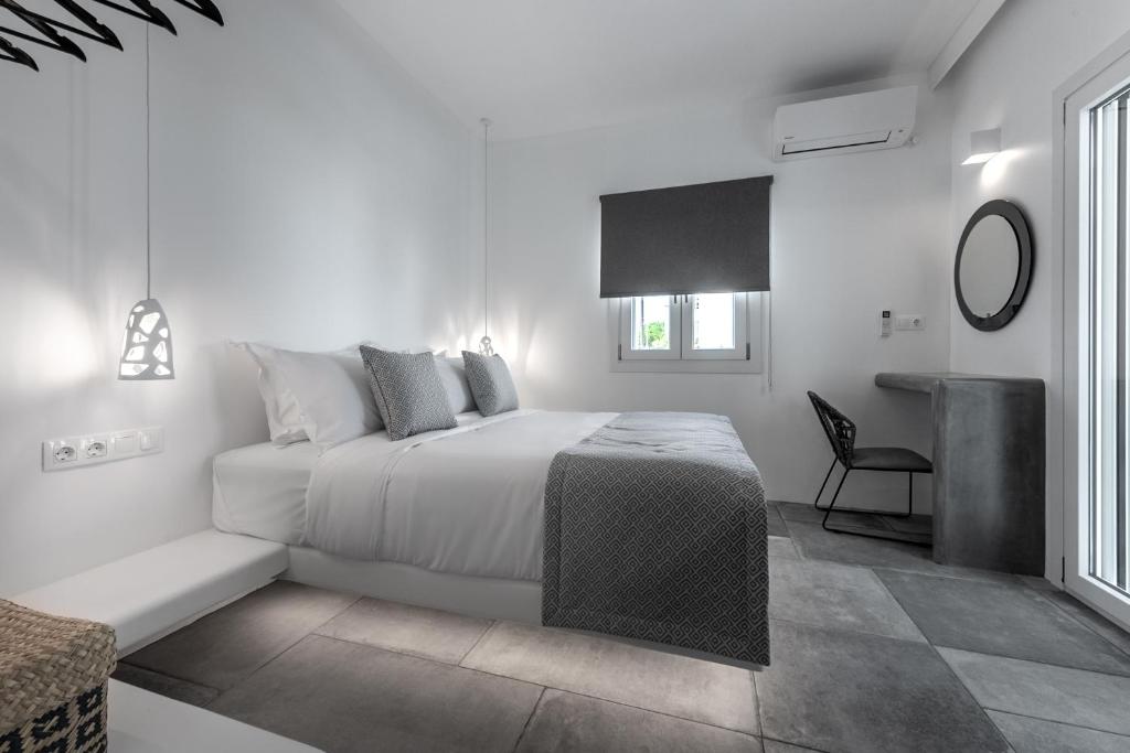 Postel nebo postele na pokoji v ubytování Manesis Suites