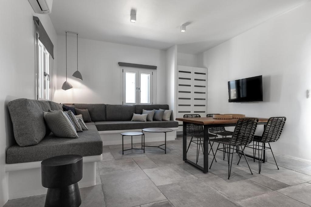 TV a/nebo společenská místnost v ubytování Manesis Suites