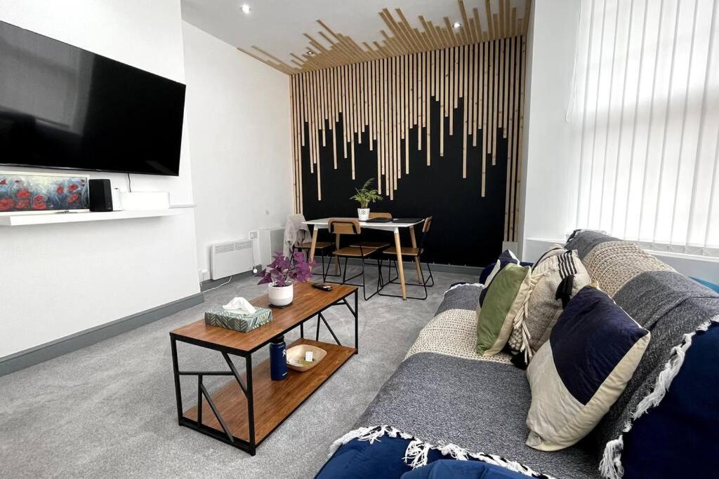 uma sala de estar com um sofá e uma mesa em Luxury 2 Bed Duplex Apartment by YO ROOM! - Leicester City- Free Parking em Leicester