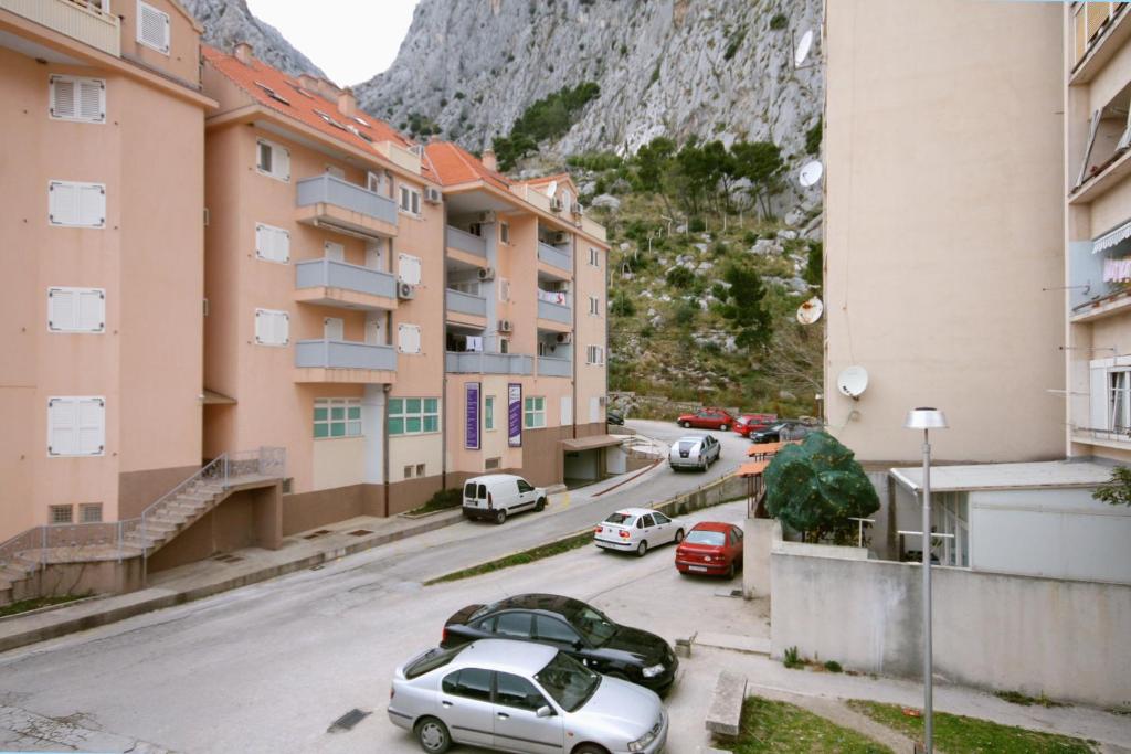 Fotografia z galérie ubytovania Apartments with a parking space Omis - 5989 v Omise