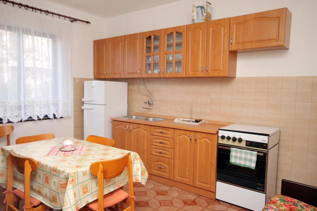 Kuchyňa alebo kuchynka v ubytovaní Apartments by the sea Zadar - Diklo, Zadar - 5926