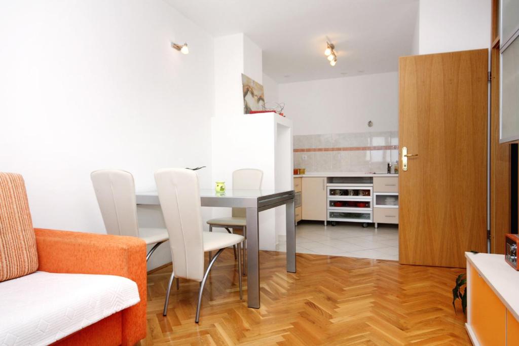 Kuchyňa alebo kuchynka v ubytovaní Apartments by the sea Omis - 6073