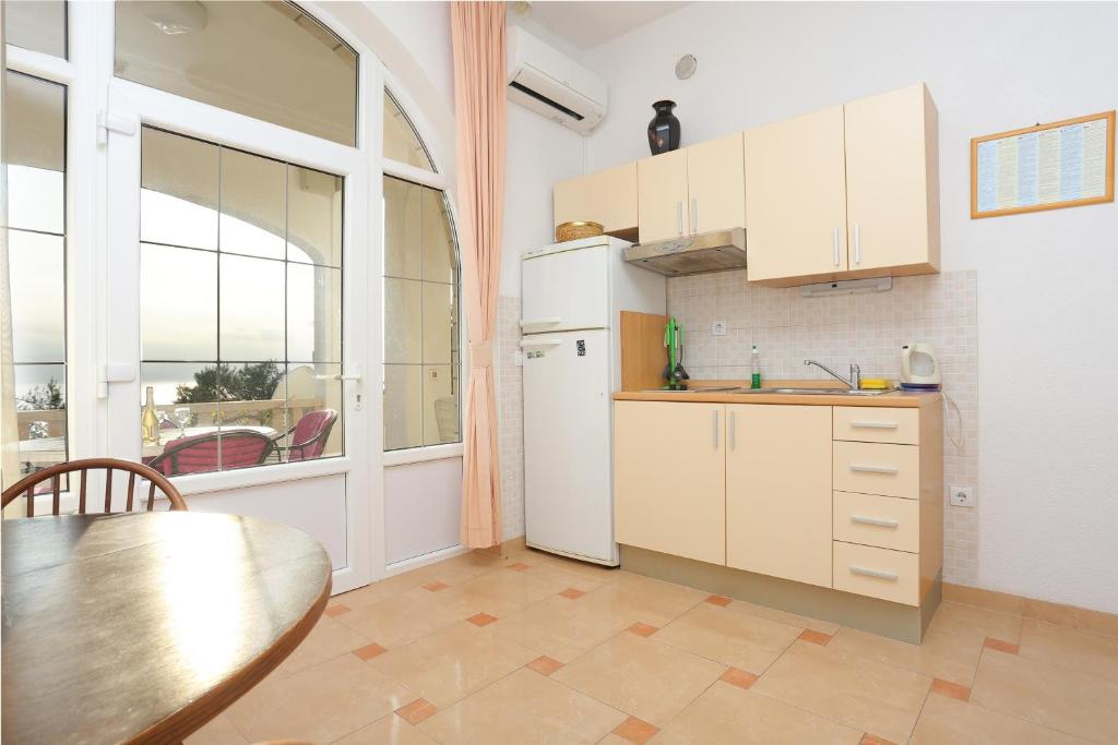 Kuchyňa alebo kuchynka v ubytovaní Apartments by the sea Brela, Makarska - 6006