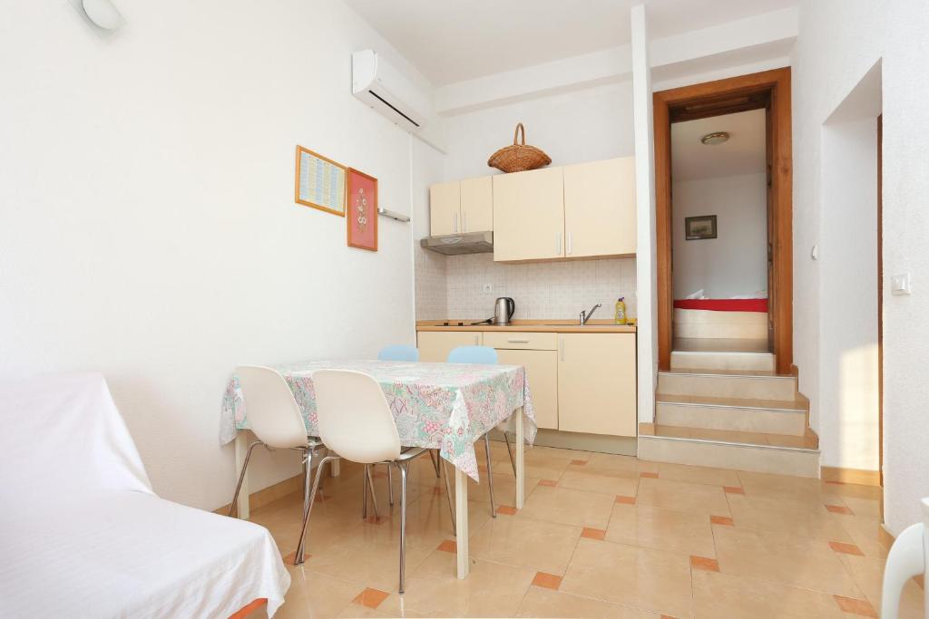 Kuchyňa alebo kuchynka v ubytovaní Apartments by the sea Brela, Makarska - 6006