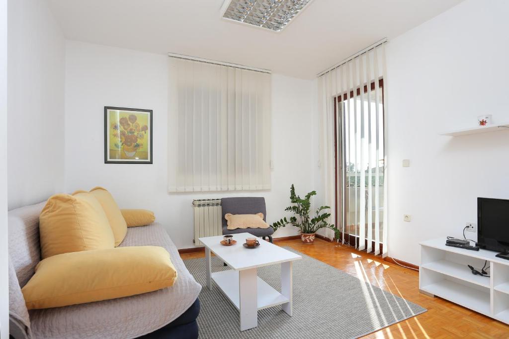 TV a/nebo společenská místnost v ubytování Apartments with a parking space Makarska - 5984