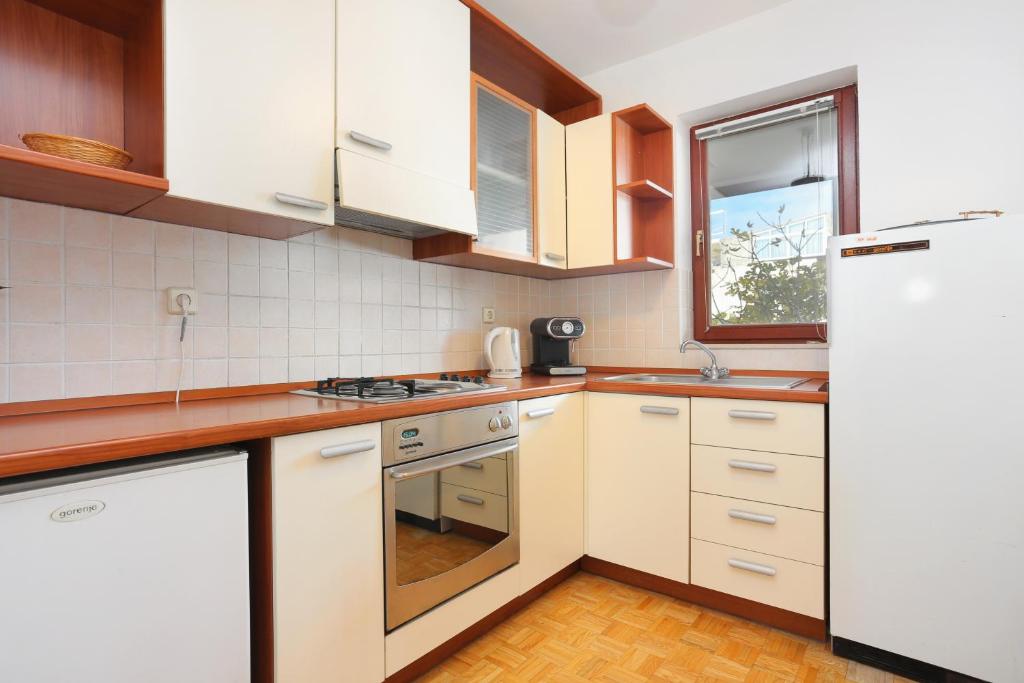 Kuchyň nebo kuchyňský kout v ubytování Apartments with a parking space Makarska - 5984