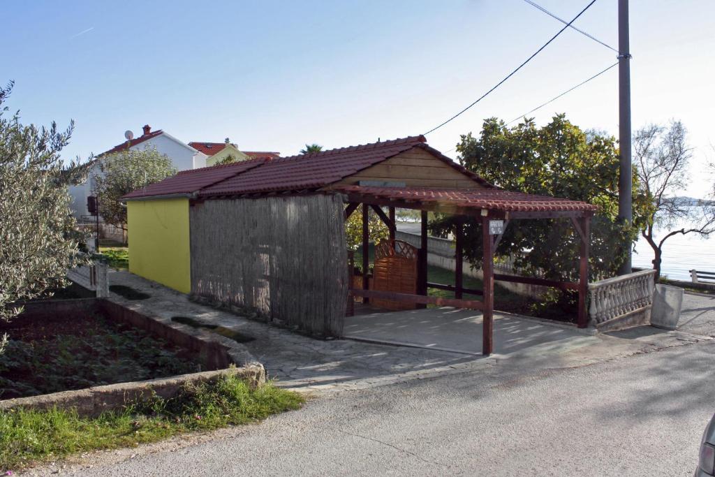 ein Gebäude mit einem Pavillon auf der Straßenseite in der Unterkunft Seaside holiday house Bibinje, Zadar - 5854 in Bibinje