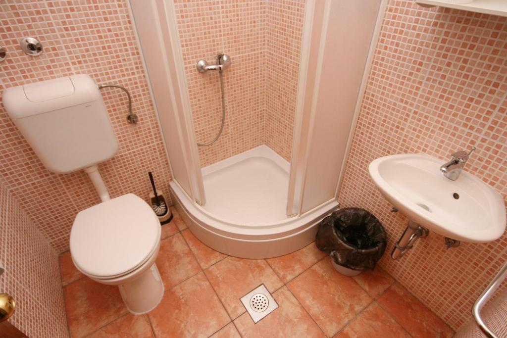 Kúpeľňa v ubytovaní Apartment Podaca 6050a