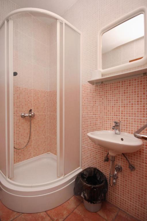 Kúpeľňa v ubytovaní Apartment Podaca 6050a