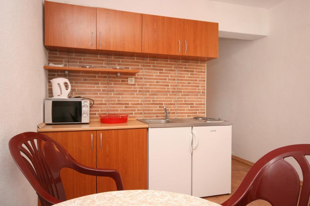 Kuchyňa alebo kuchynka v ubytovaní Apartment Podaca 6050a