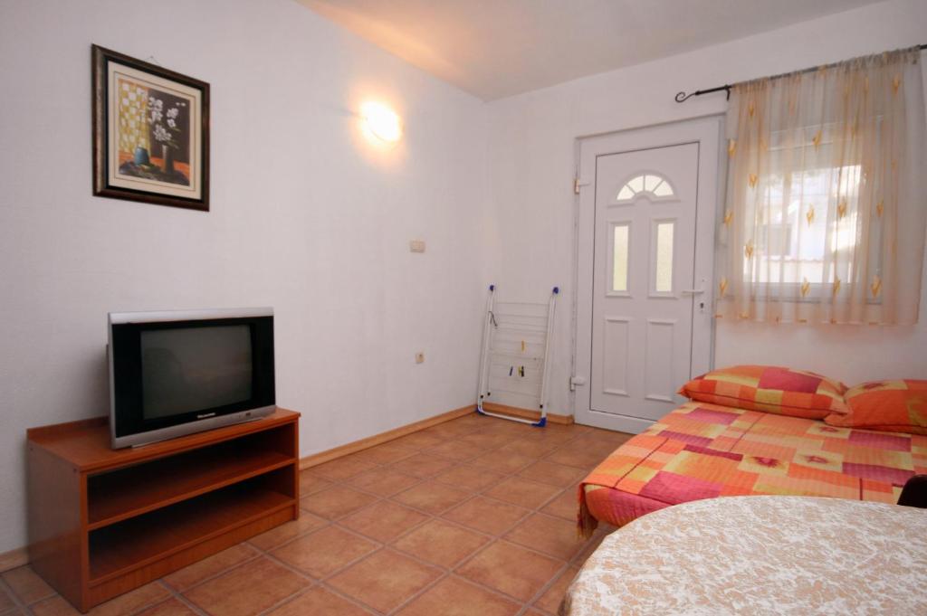 TV a/nebo společenská místnost v ubytování Apartments with a parking space Podaca, Makarska - 6050