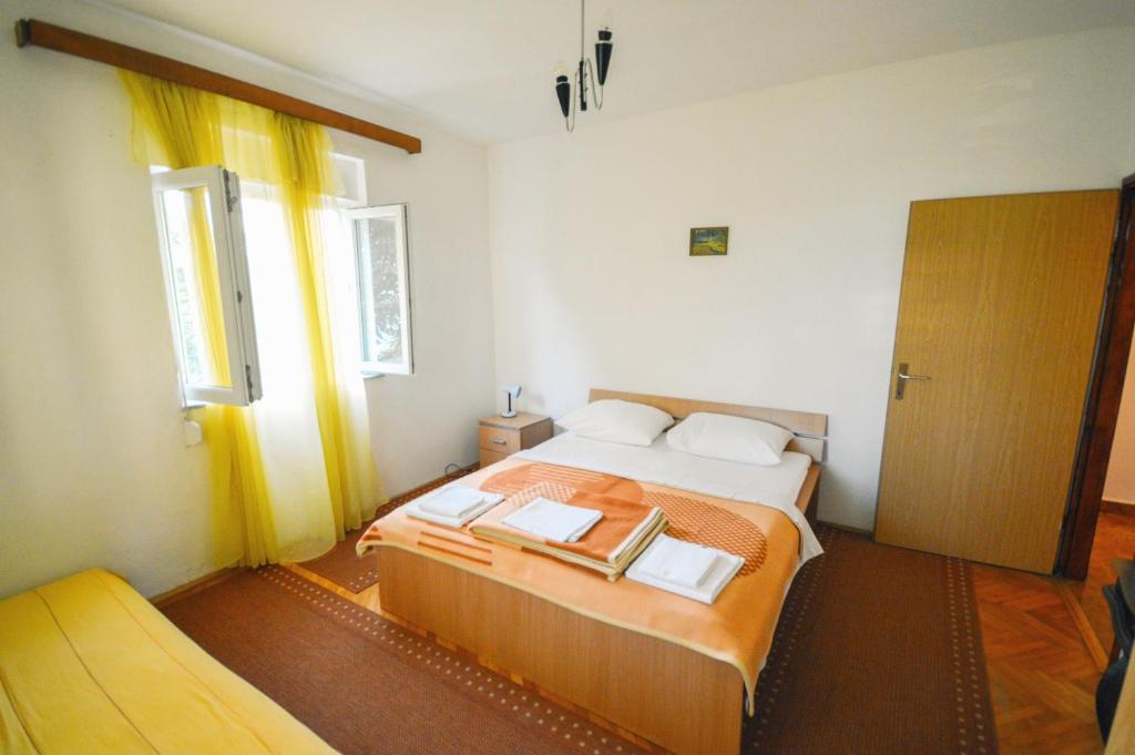 niewielka sypialnia z 2 łóżkami i oknem w obiekcie Apartments by the sea Zadar - Diklo, Zadar - 5925 w mieście Zadar