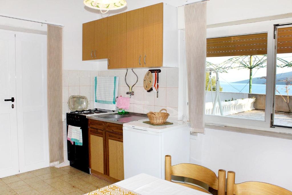 Kuchyň nebo kuchyňský kout v ubytování Apartments by the sea Poljica, Trogir - 6020