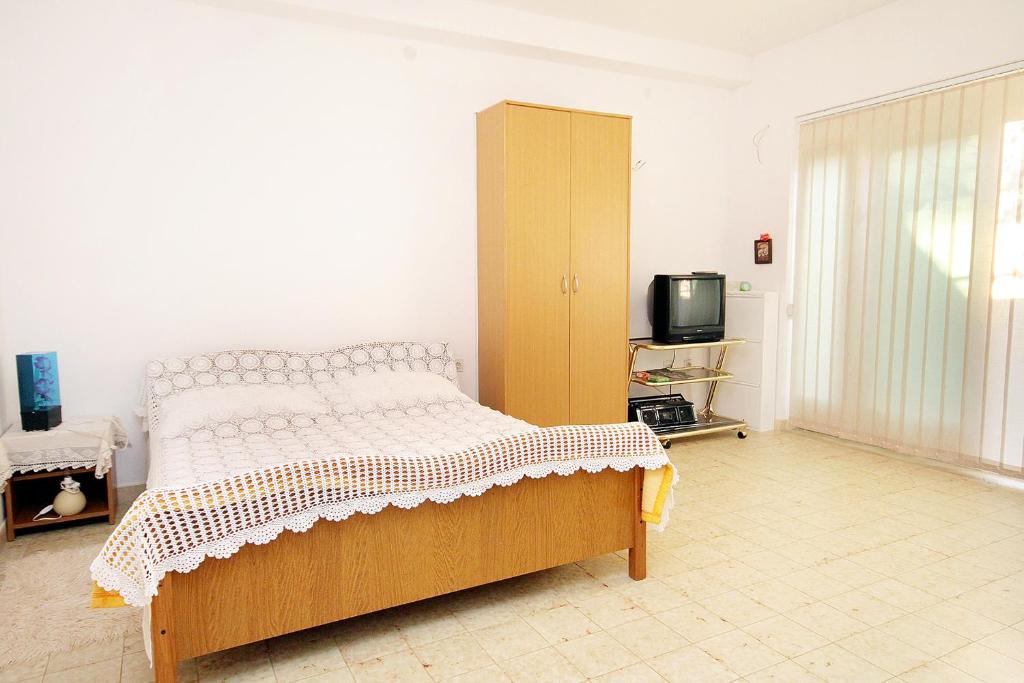 Postel nebo postele na pokoji v ubytování Apartments by the sea Poljica, Trogir - 6020