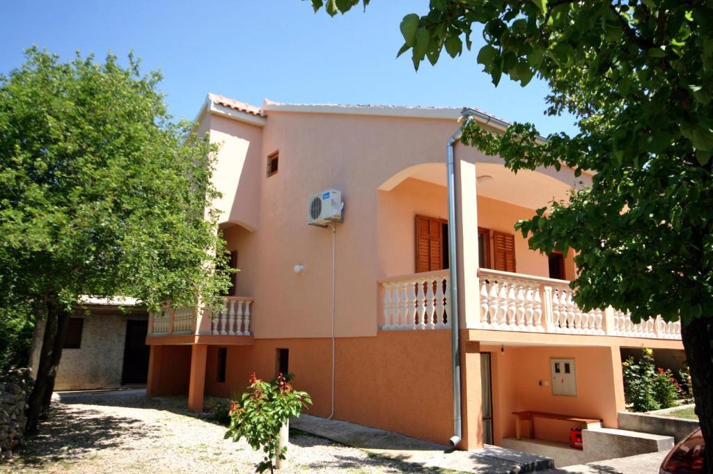 Budova, v ktorej sa apartmán nachádza