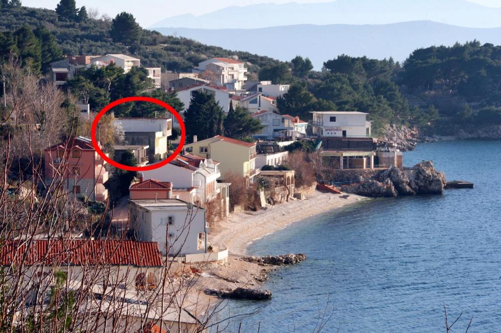 une maison sur une plage au bord de l'eau dans l'établissement Apartments by the sea Drasnice, Makarska - 6051, à Drašnice