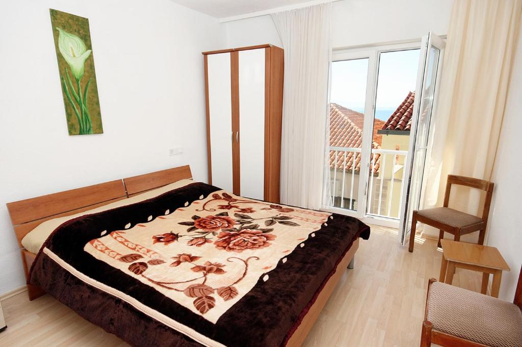Postel nebo postele na pokoji v ubytování Apartments by the sea Drasnice, Makarska - 6051