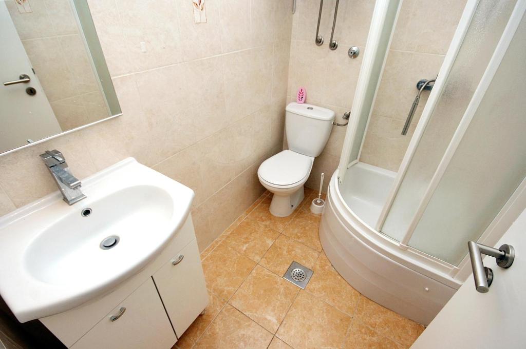 Koupelna v ubytování Apartments by the sea Drasnice, Makarska - 6051