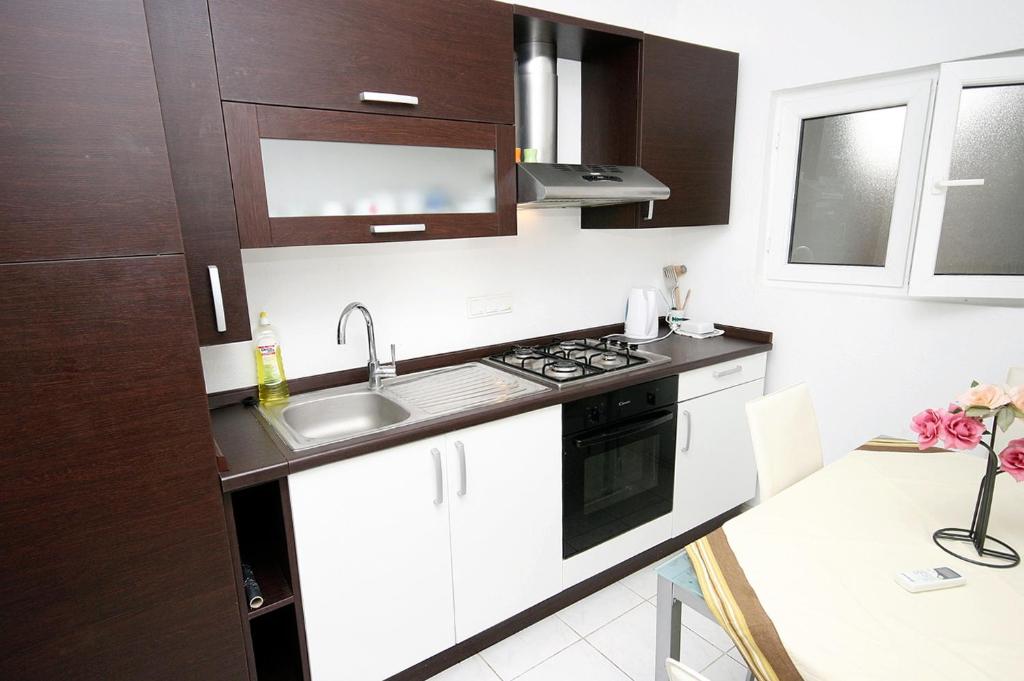 Kuchyň nebo kuchyňský kout v ubytování Apartments by the sea Drasnice, Makarska - 6051