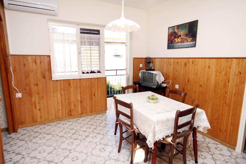 Fotografie z fotogalerie ubytování Apartments by the sea Arbanija, Ciovo - 6062 v Trogiru