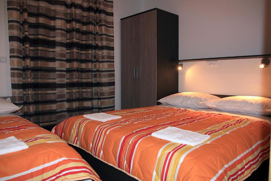 Posteľ alebo postele v izbe v ubytovaní Apartments and rooms by the sea Tucepi, Makarska - 6058