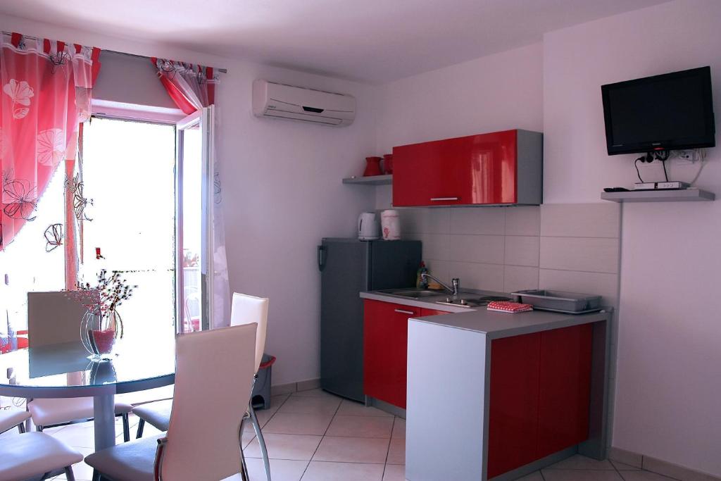 Kuchyňa alebo kuchynka v ubytovaní Apartments and rooms by the sea Tucepi, Makarska - 6058