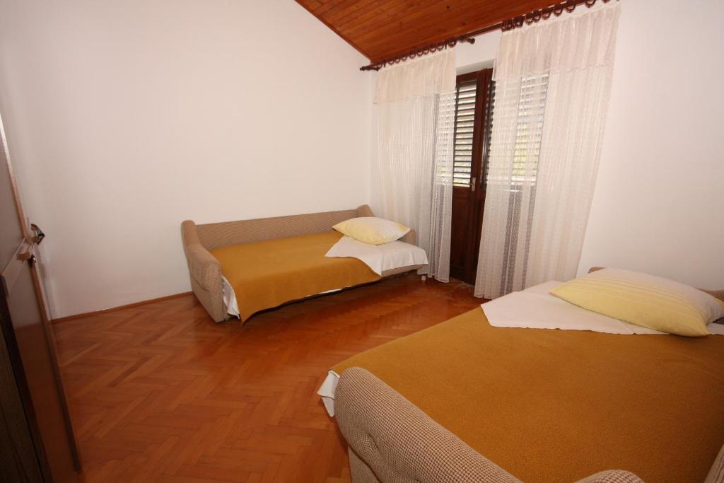 Posteľ alebo postele v izbe v ubytovaní Apartments with a parking space Grebastica, Sibenik - 6103