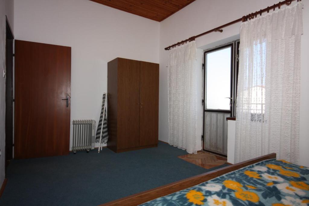 Posteľ alebo postele v izbe v ubytovaní Apartments with a parking space Grebastica, Sibenik - 6103