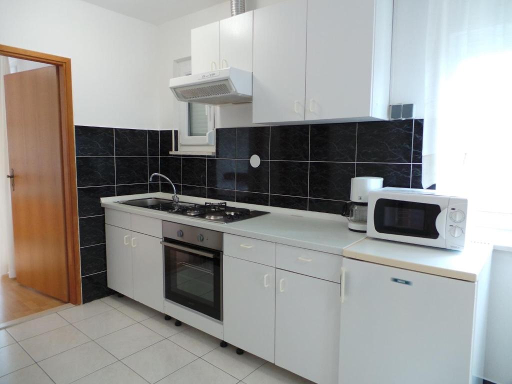 Kuchyňa alebo kuchynka v ubytovaní Apartments with a parking space Ljubac, Zadar - 6141