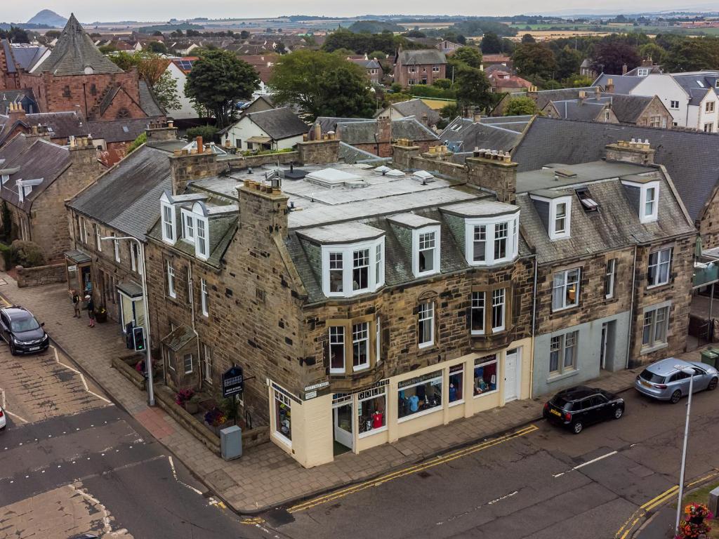 una vista aérea de un edificio en una ciudad en Caddyshacks Gullane, 4 bedroom, 4 bath, Golf, Beach, en Gullane