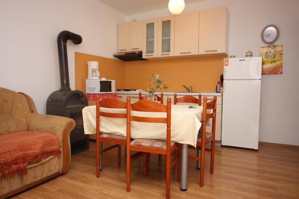 Kuchyňa alebo kuchynka v ubytovaní Apartment Nin 6149b