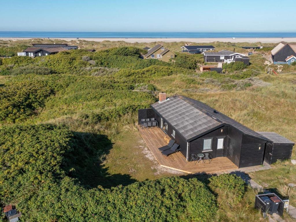 eine Aussicht auf ein schwarzes Haus am Strand in der Unterkunft 5 person holiday home in Fanø in Fanø