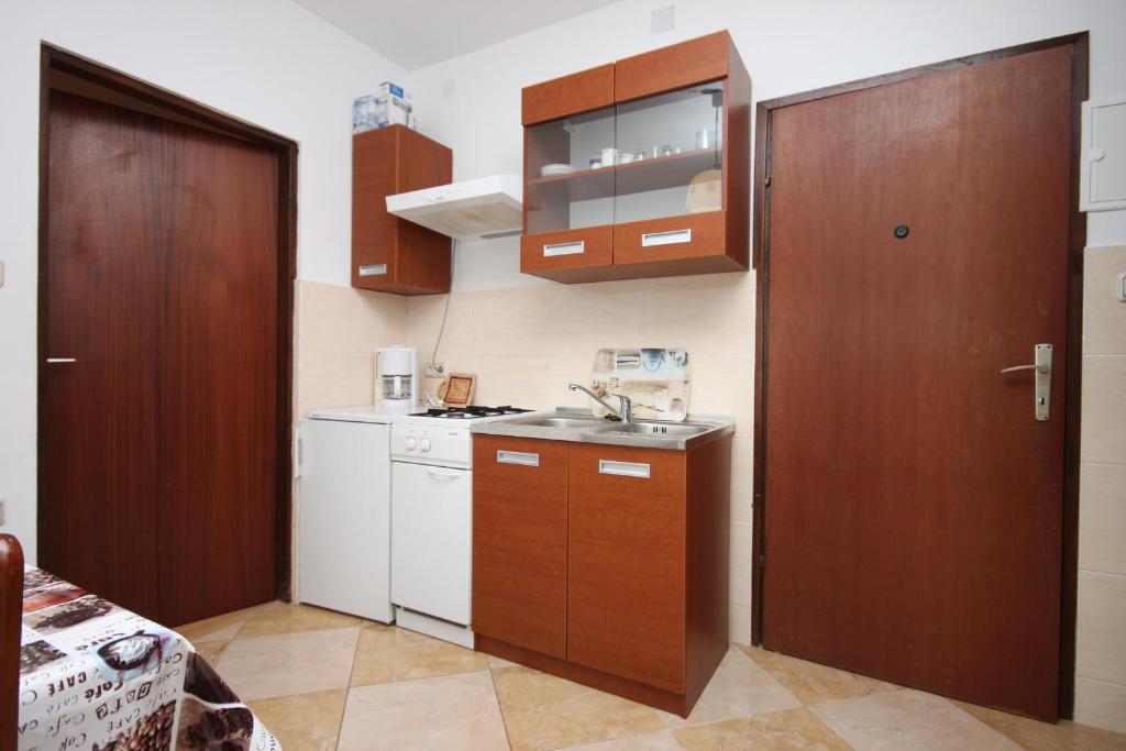 Kuchyňa alebo kuchynka v ubytovaní Apartments with a parking space Bibinje, Zadar - 6160