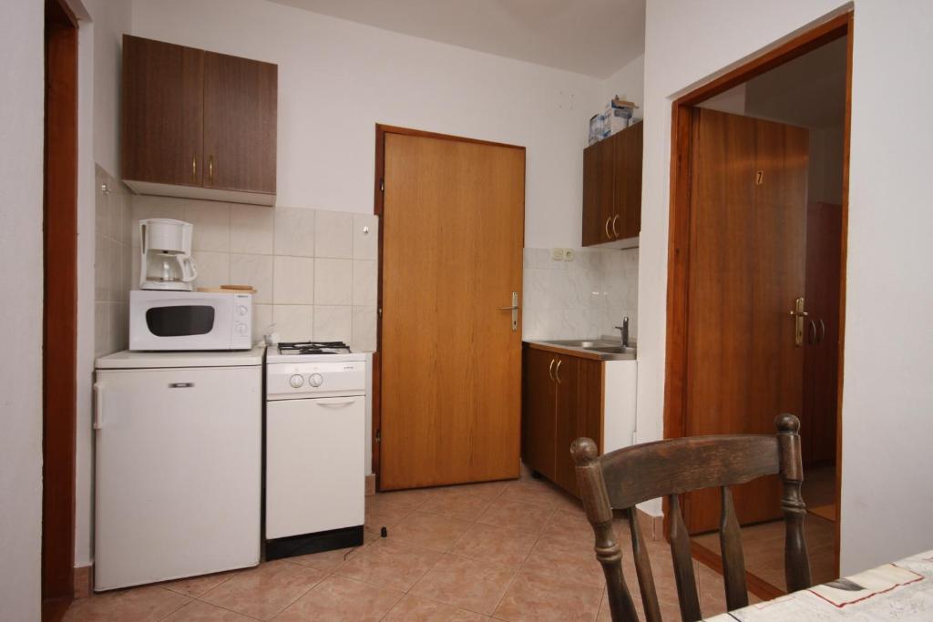 Kuchyňa alebo kuchynka v ubytovaní Apartments with a parking space Bibinje, Zadar - 6160